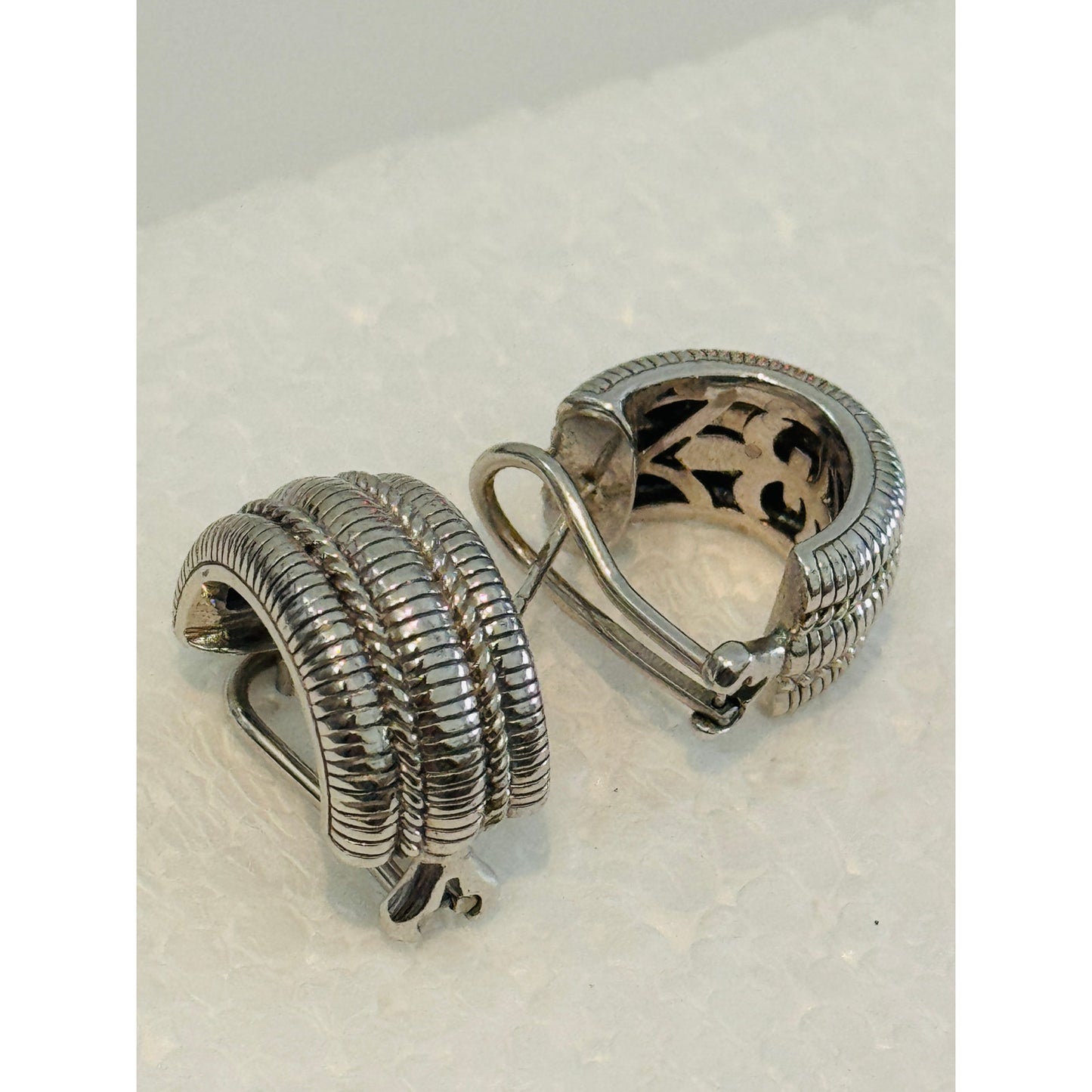Judith Ripka Sterling Silver Ribbed Hoop Earrings 925 Omega Backs 15.4g Vintage