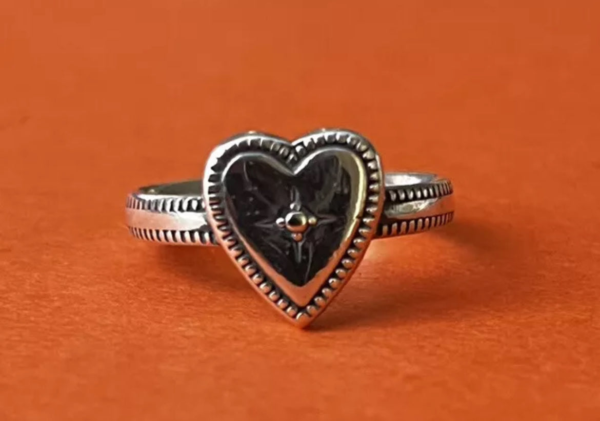 Preowned James Avery Retired Sterling Silver Vintage Heart Ring Size 7
