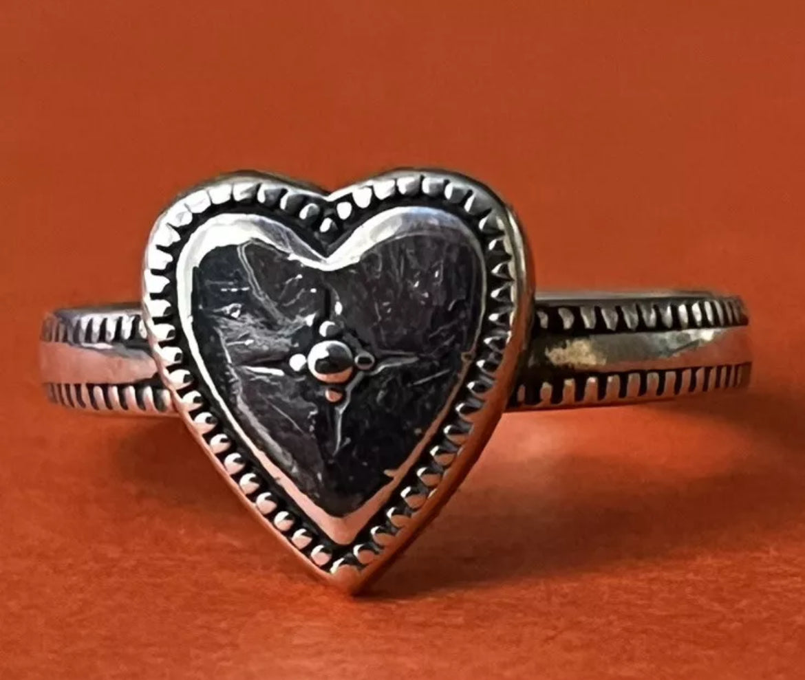 Preowned James Avery Retired Sterling Silver Vintage Heart Ring Size 7