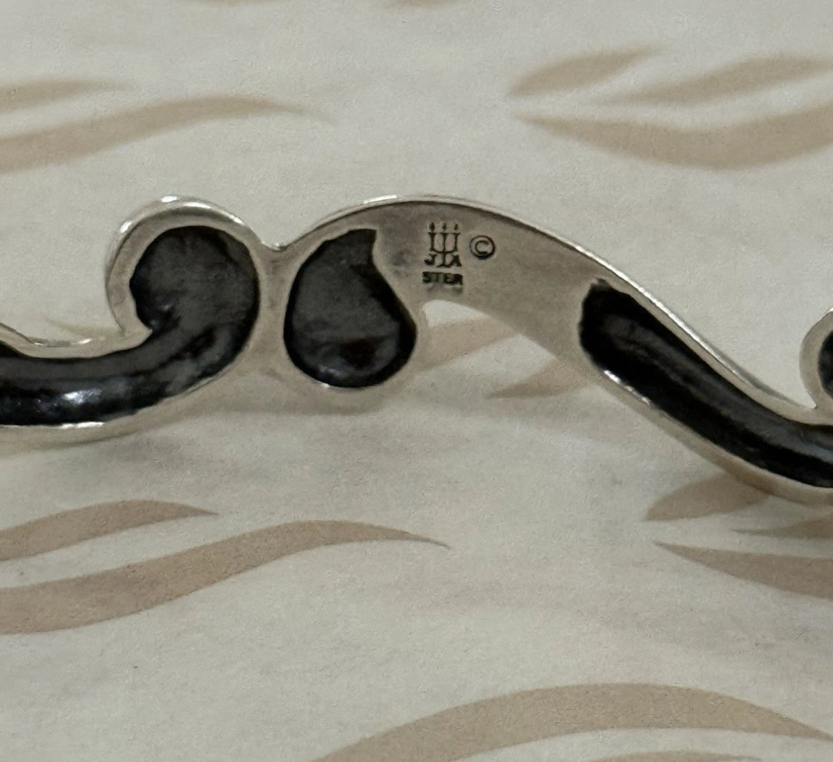 Pre-Owned James Avery Retired Sterling Silver Europa Scroll Bangle Bracelet