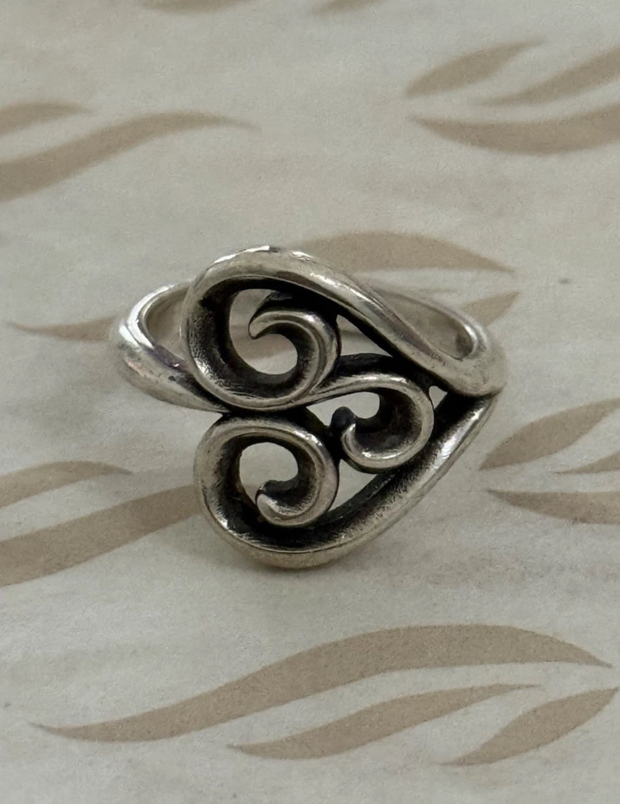 Pre-Owned James Avery Retired Sterling Silver Scroll Heart Ring Size 6.5
