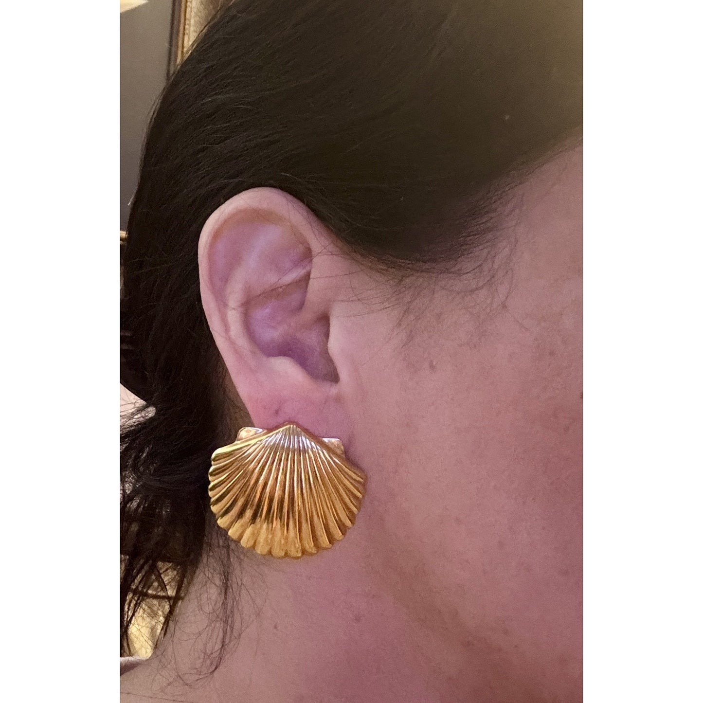 Vintage Gold Shell Earrings Light Weight Scallop Seashell Nautical Gold Tone
