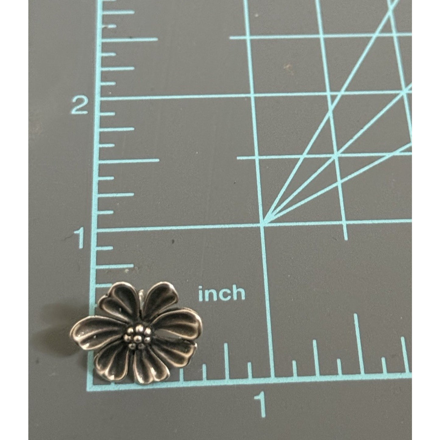 James Avery Rare Retired Sterling Silver Dogwood Flower Stud Earrings Pre-Owned