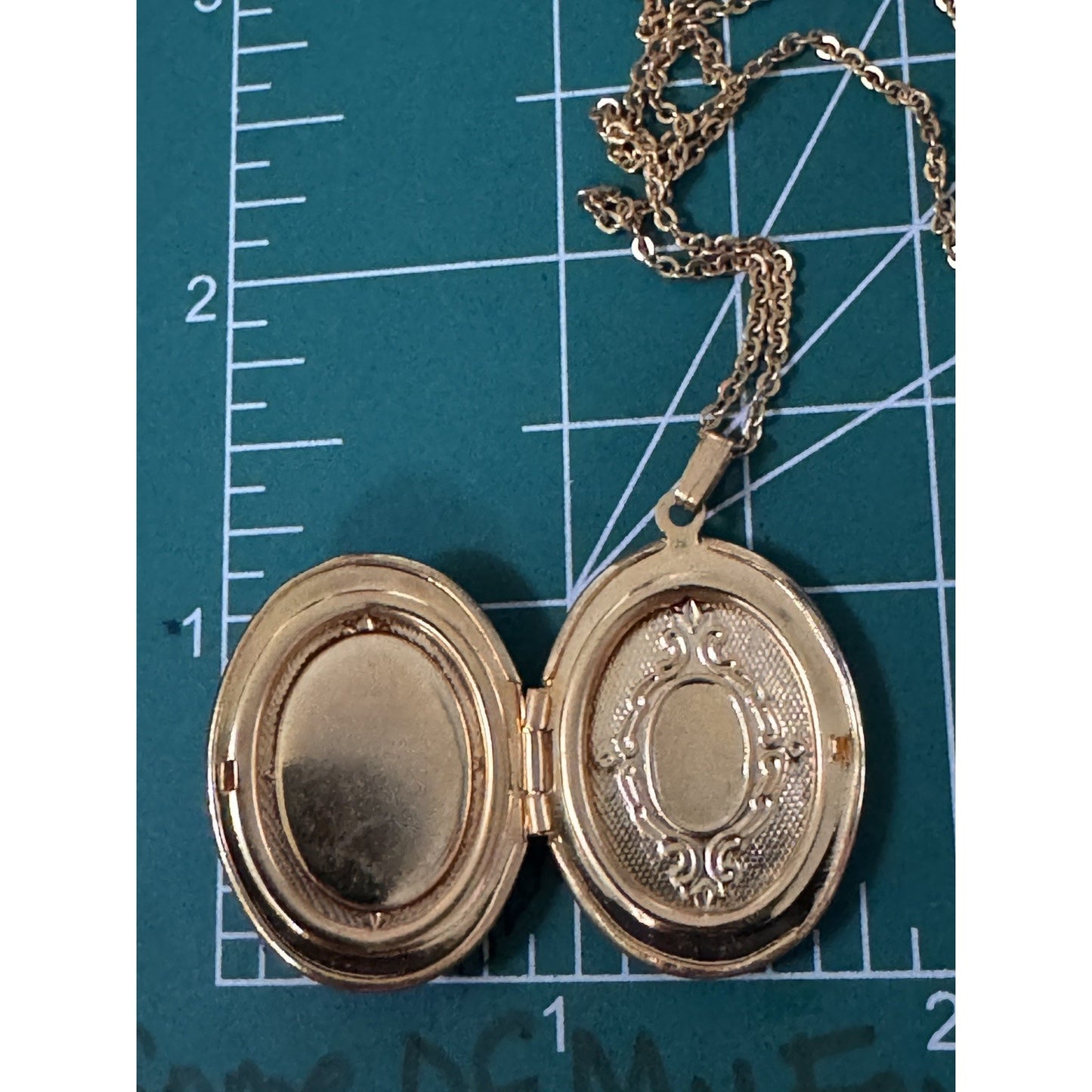 Vintage Gold Tone Cameo Locket Necklace Red White Resin Oval Hinged 18”
