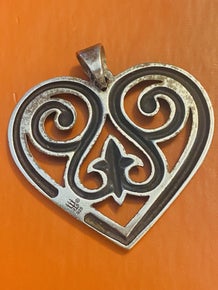 Pre-Owned James Avery Retired Silver French Heart Pendant