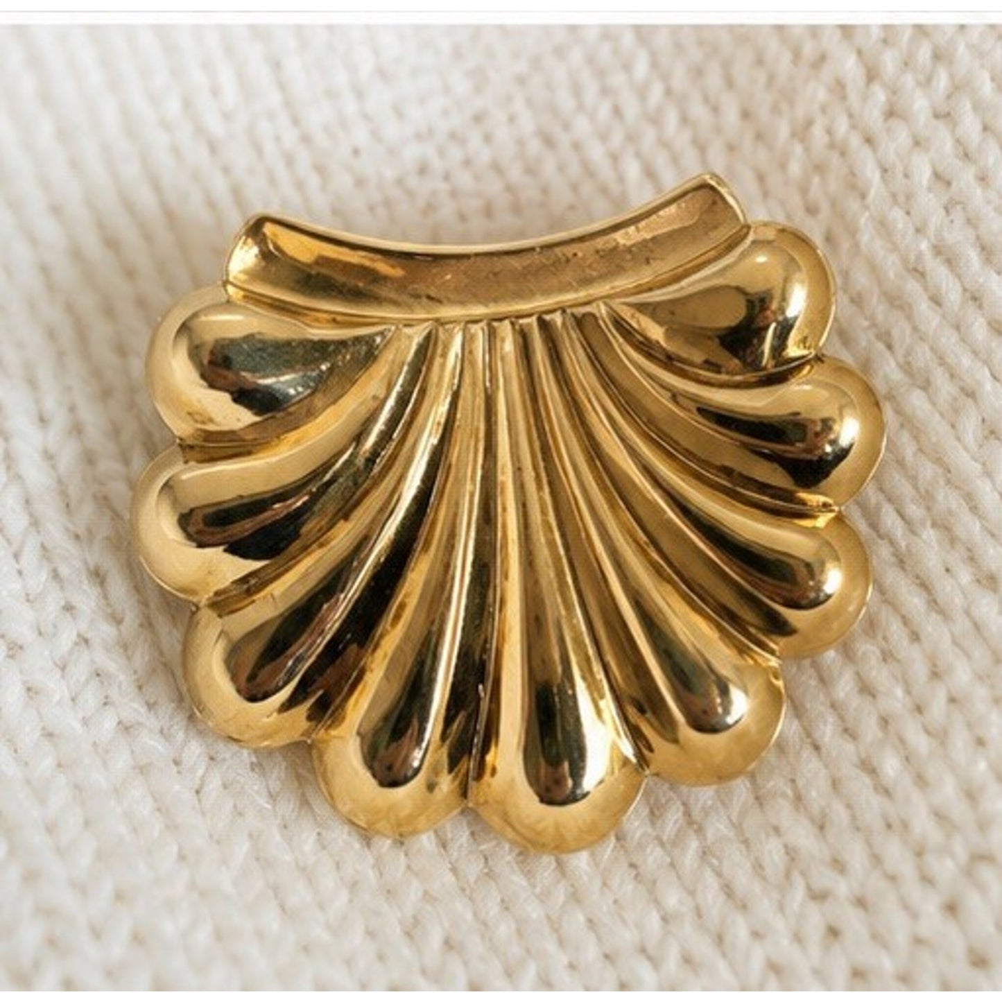 Vintage Gold Tone Fan Shell Brooch Pin Mid Century Modern Unsigned 1.5”