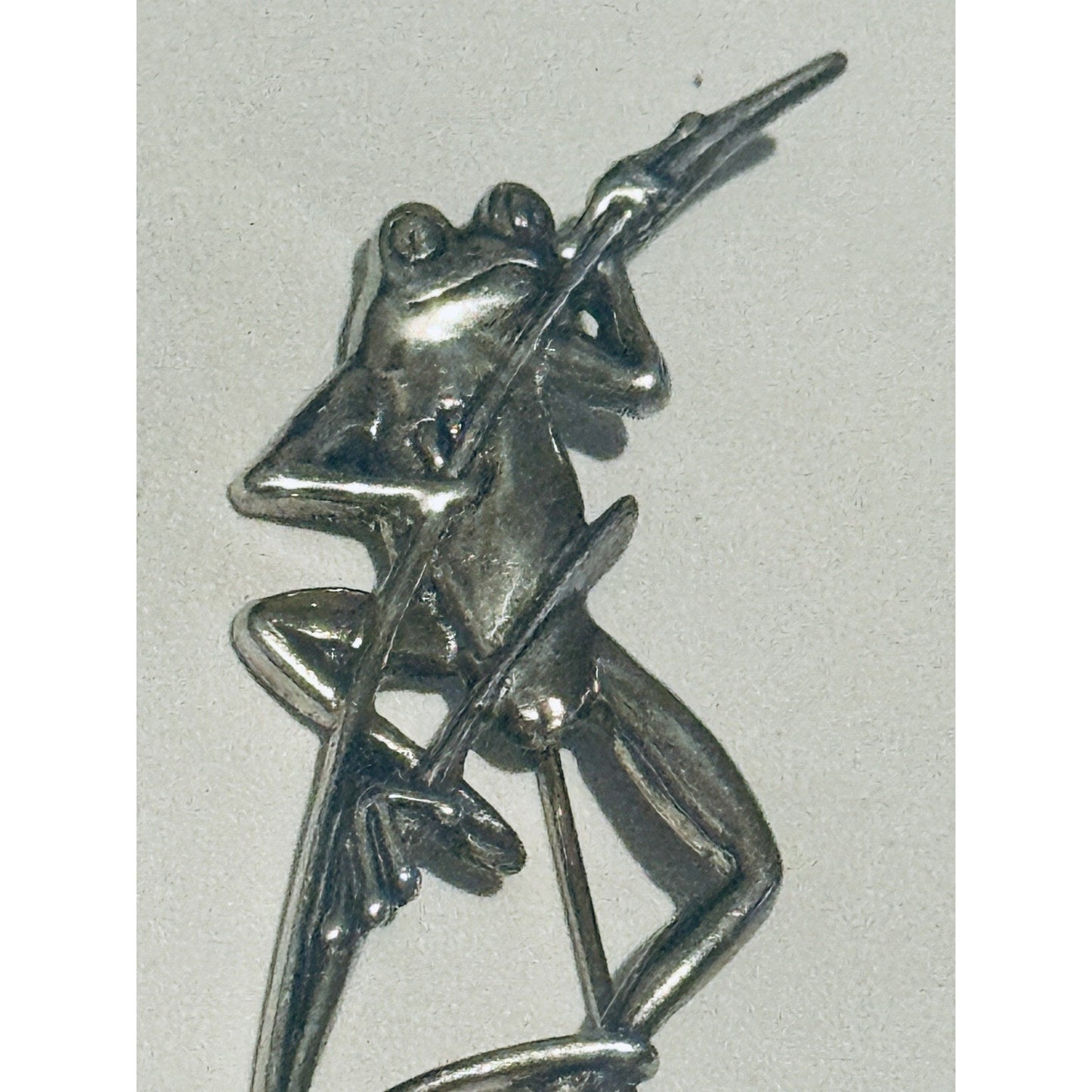 Vintage Sterling Silver Climbing Frog Brooch Pin 5.2g Tree Frog on Reed