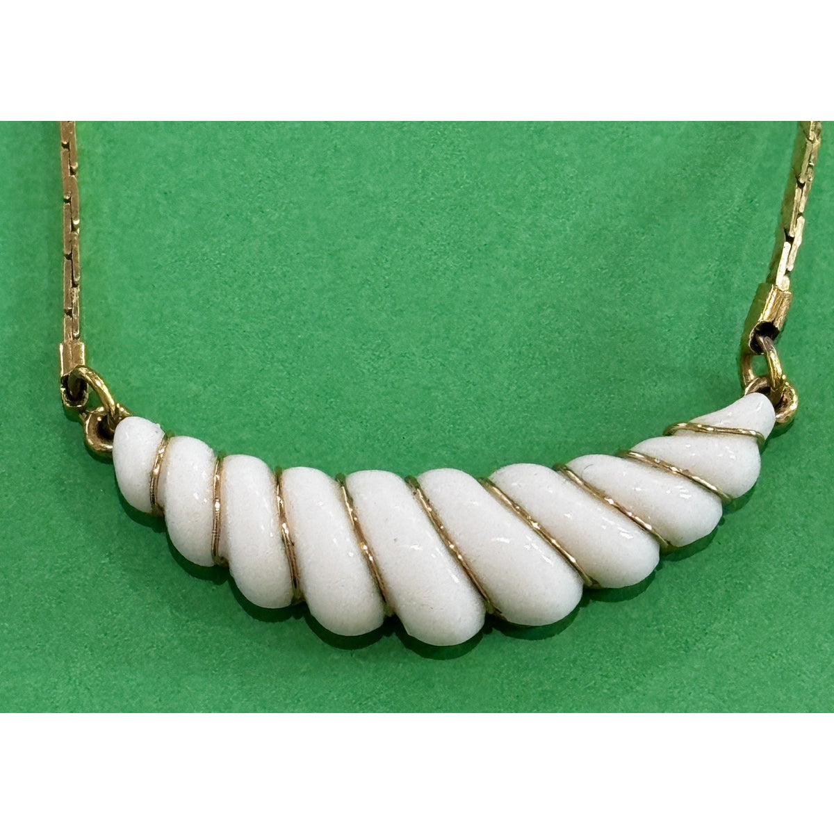 1981 Avon Gatsby Collection Gold Tone White Shell Swirl Drop Necklace 16"