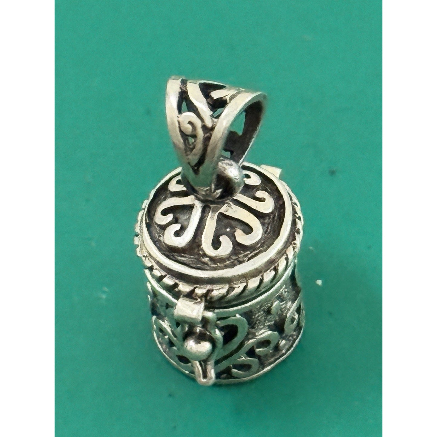Vintage IBB 925 Sterling Silver Hinged Prayer Box Keepsake Pendant 4.4g