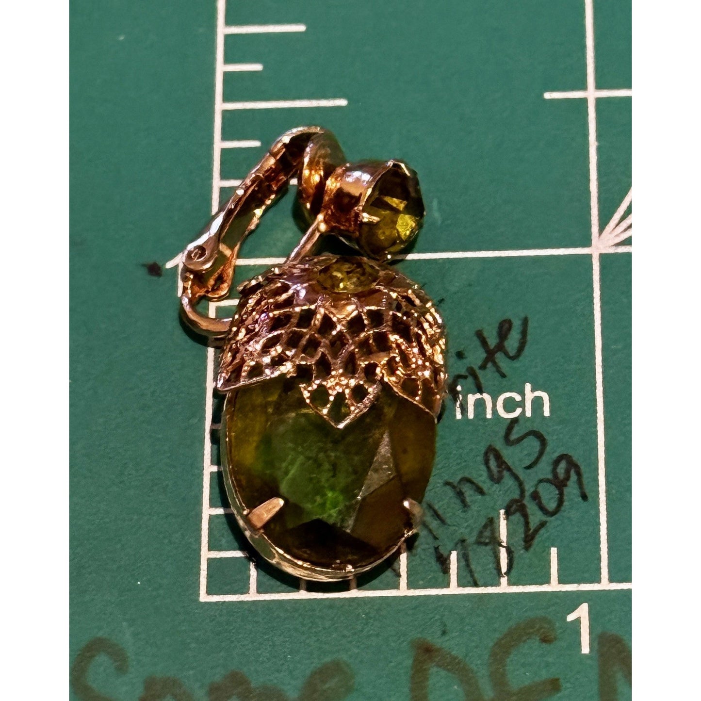 Vintage Sarah Coventry Touch of Elegance Green Glass Clip Gold Tone Earrings ‘71