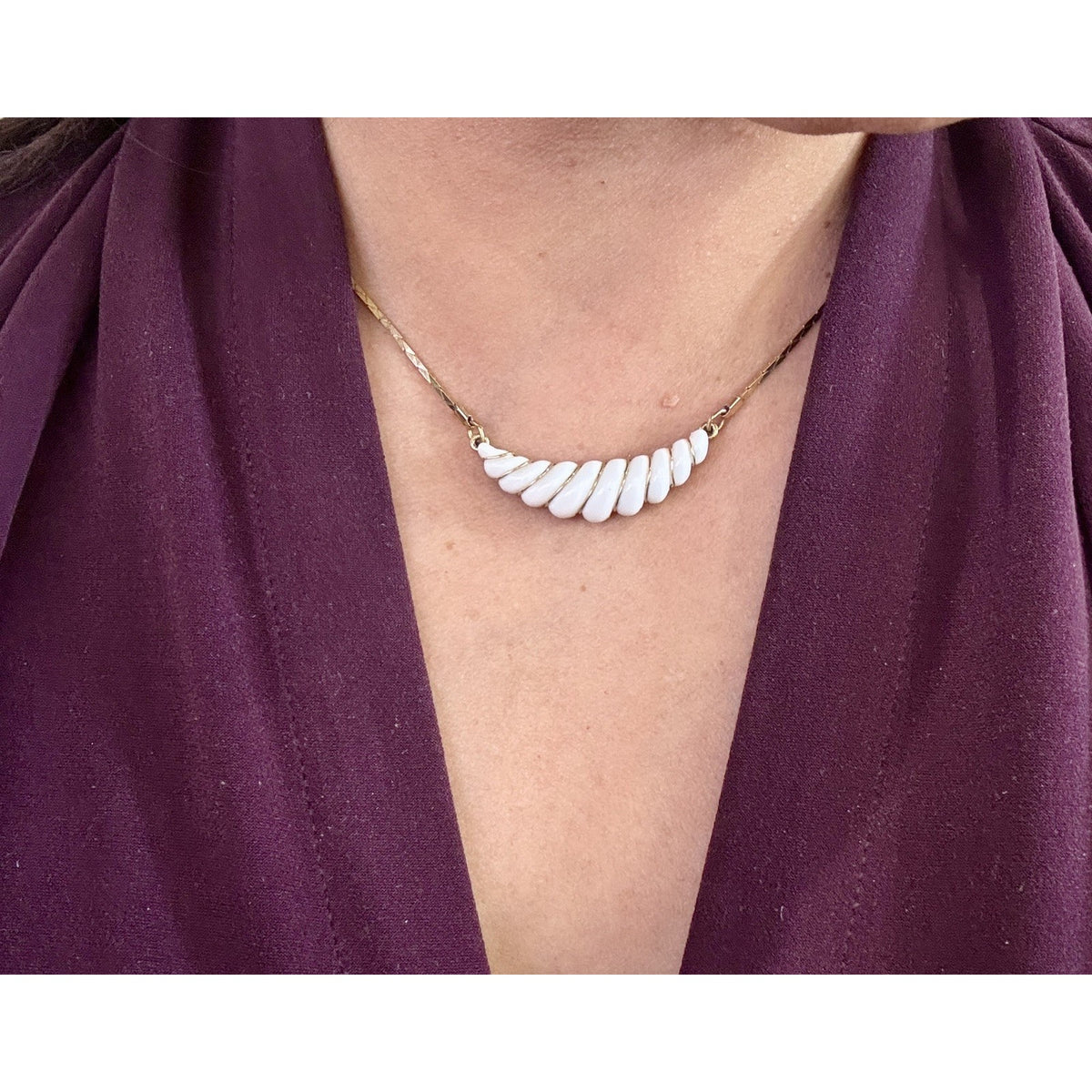 1981 Avon Gatsby Collection Gold Tone White Shell Swirl Drop Necklace 16"