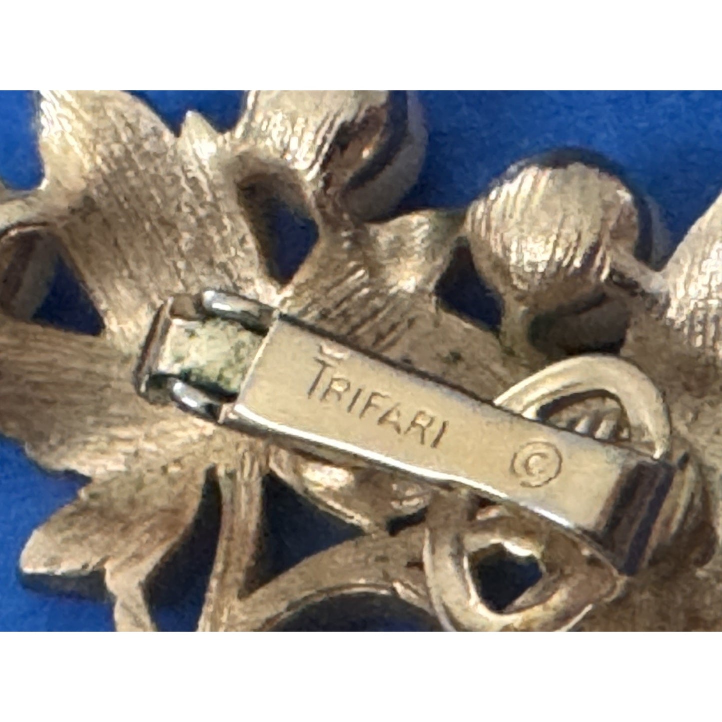 Vintage TRIFARI Gold Tone Faux Pearl Leaf Clip On SINGLE EARRING