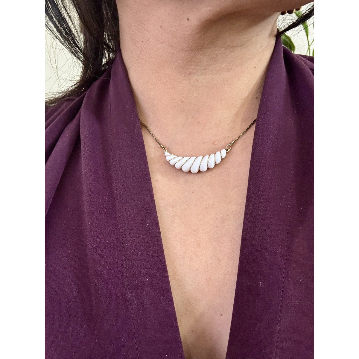1981 Avon Gatsby Collection Gold Tone White Shell Swirl Drop Necklace 16"