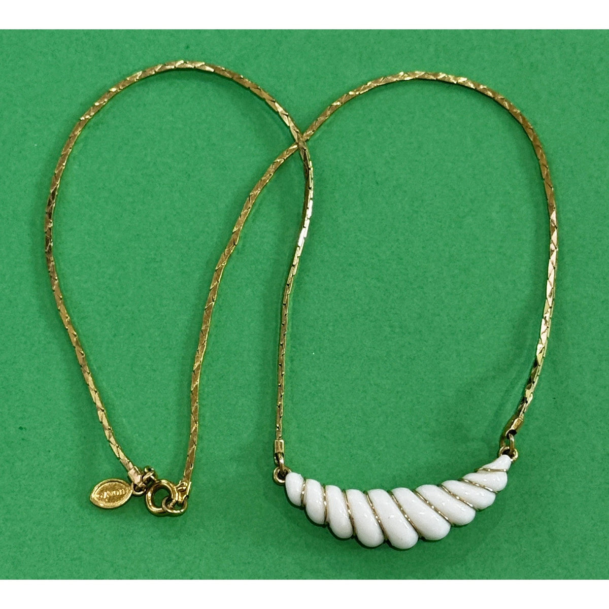 1981 Avon Gatsby Collection Gold Tone White Shell Swirl Drop Necklace 16"