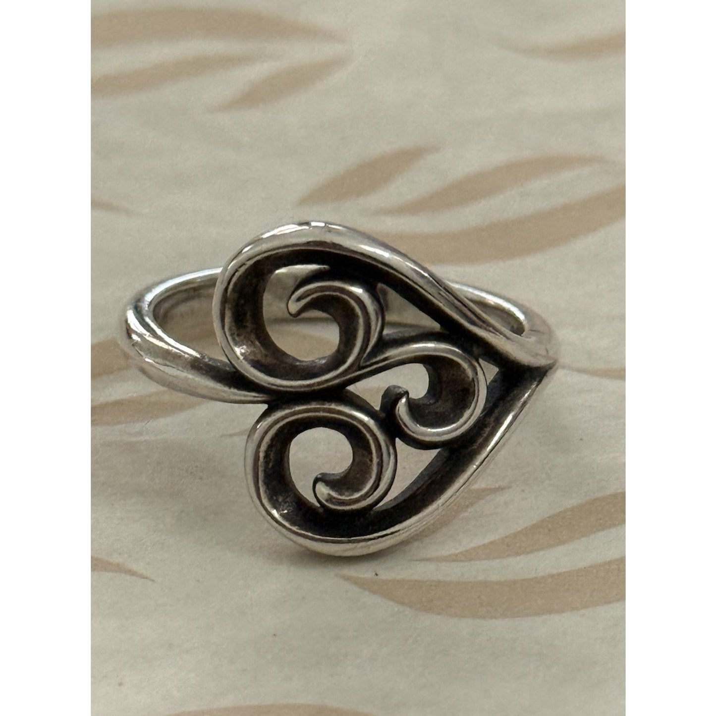 Pre owned James Avery Retired Sterling Silver Swirl Heart Ring Size 8