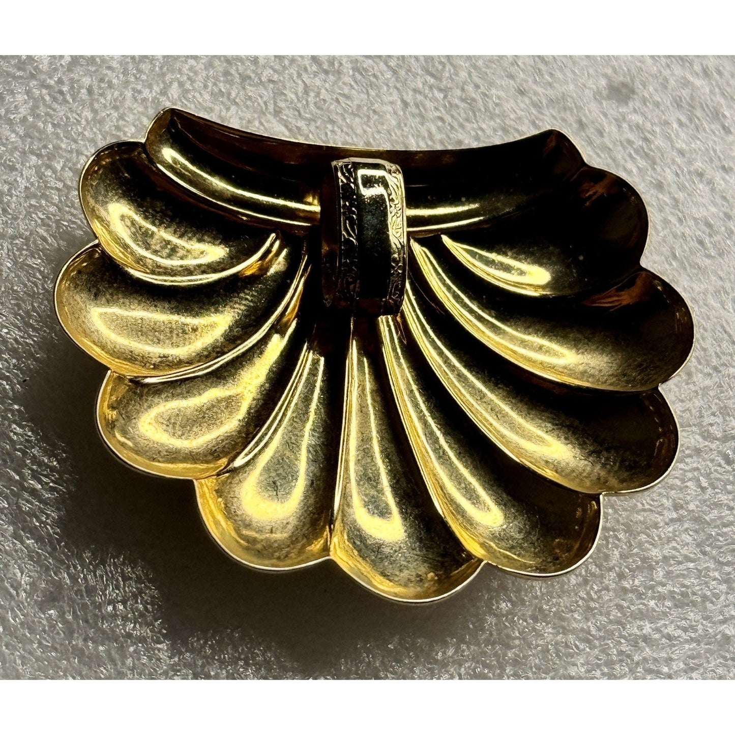 Vintage Gold Tone Fan Shell Brooch Pin Mid Century Modern Unsigned 1.5”