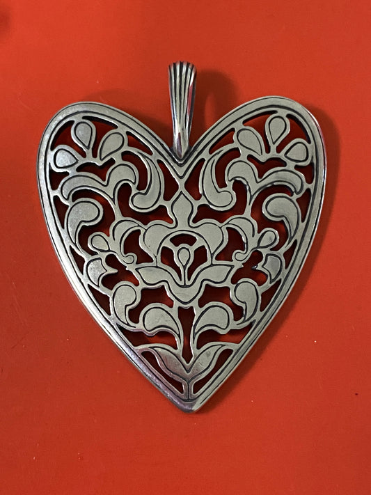 Pre Owned James Avery Retired Silver Venetian Heart Pendant