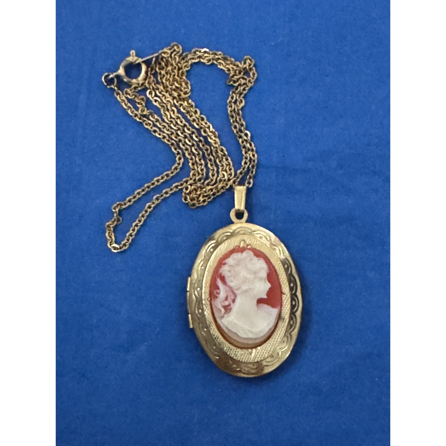 Vintage Gold Tone Cameo Locket Necklace Red White Resin Oval Hinged 18”