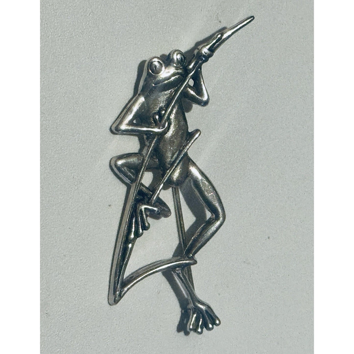 Vintage Sterling Silver Climbing Frog Brooch Pin 5.2g Tree Frog on Reed