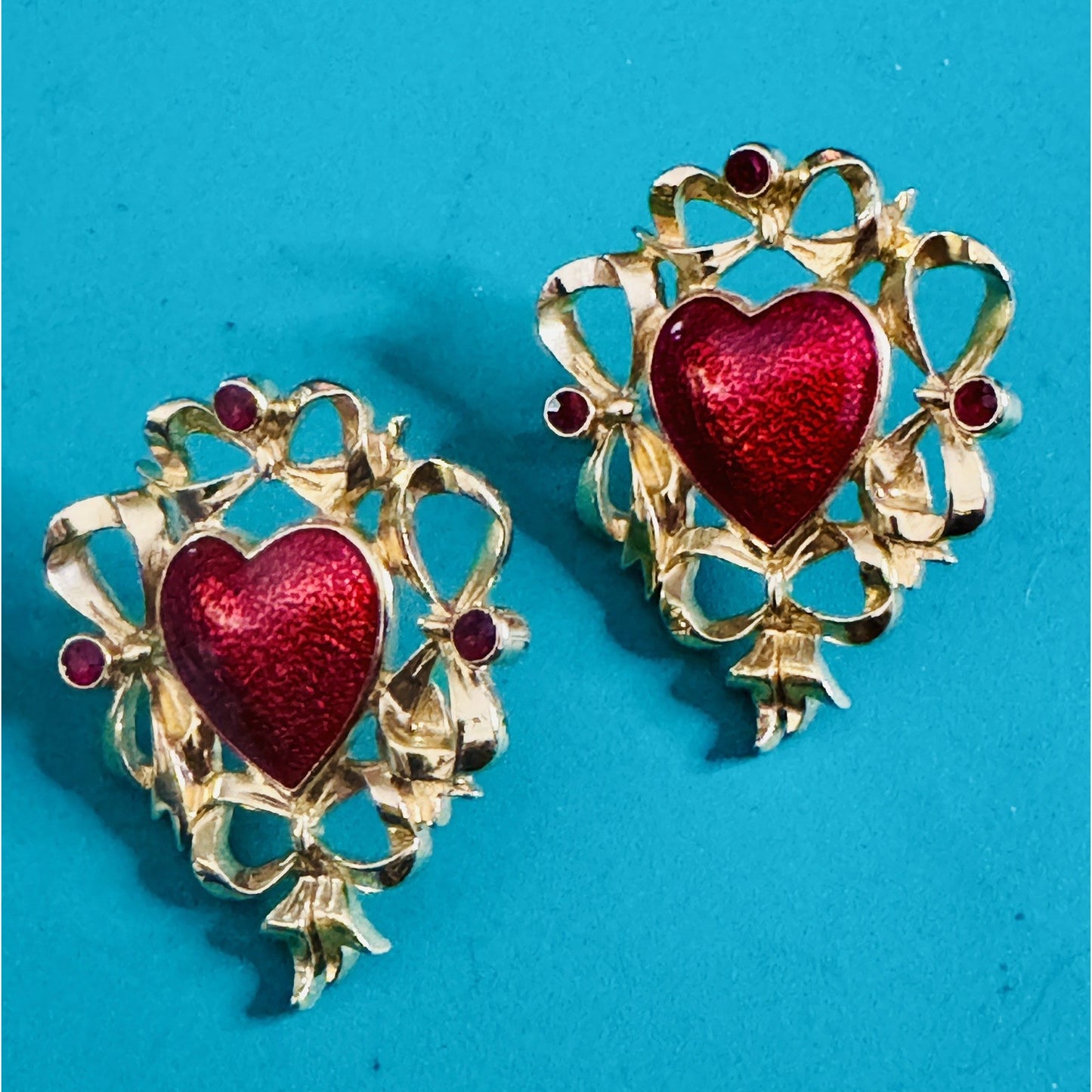 Vintage Avon Red Enamel Hearts & Bows Gold Tone Retro Valentine Jewelry Earrings