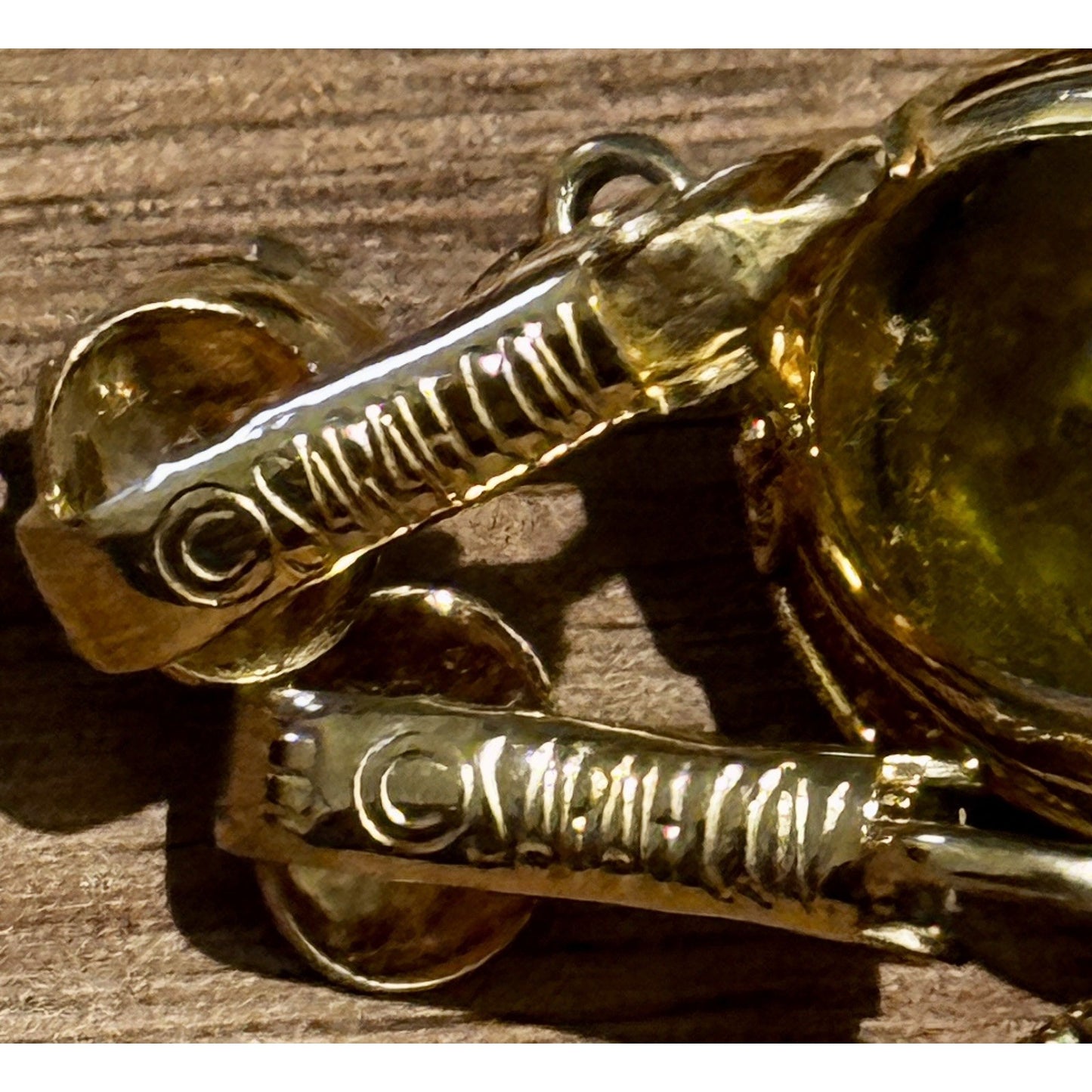 Vintage Sarah Coventry Touch of Elegance Green Glass Clip Gold Tone Earrings ‘71