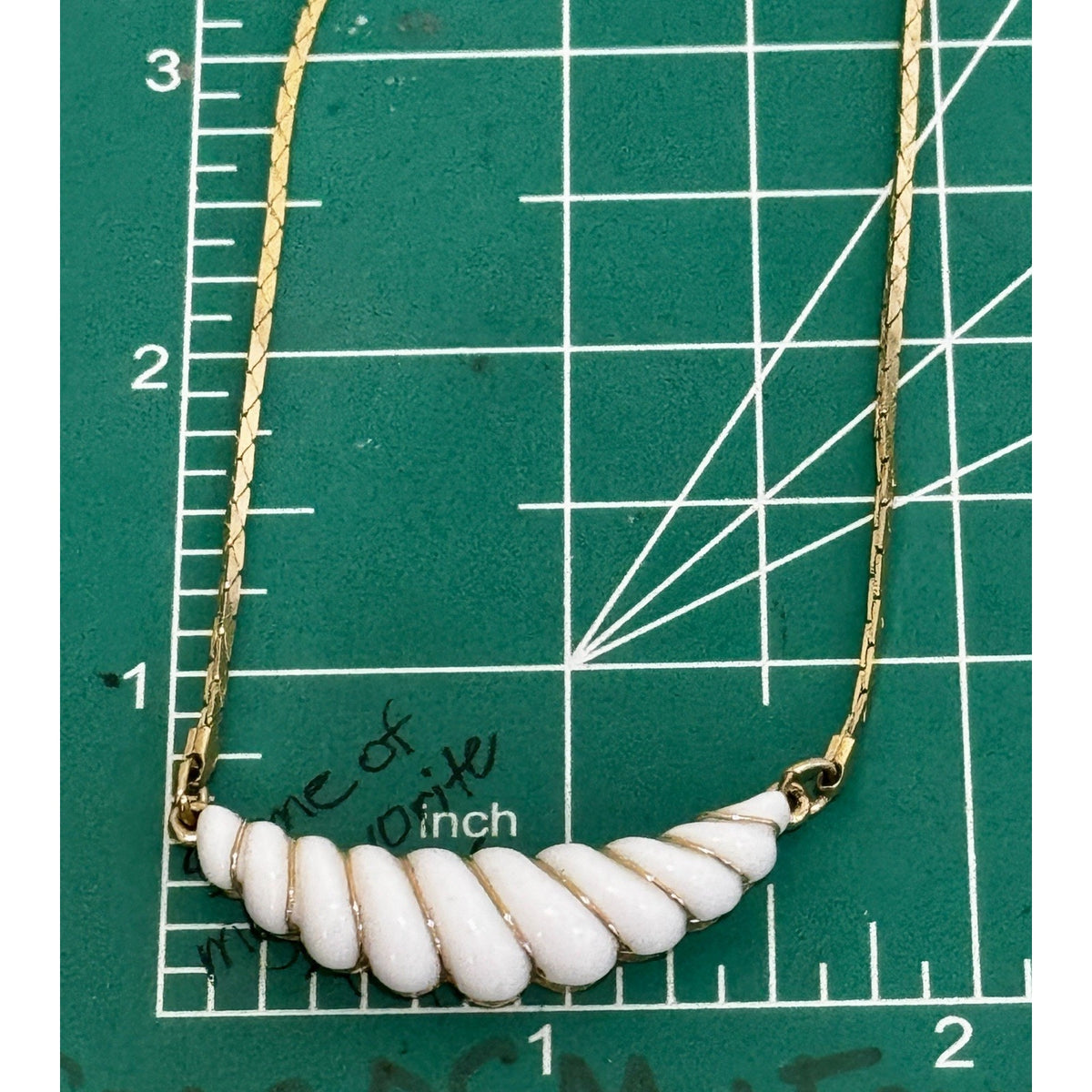 1981 Avon Gatsby Collection Gold Tone White Shell Swirl Drop Necklace 16"