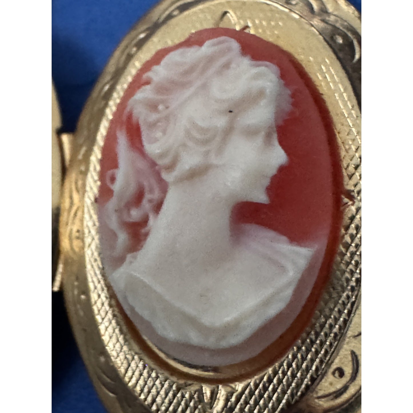 Vintage Gold Tone Cameo Locket Necklace Red White Resin Oval Hinged 18”