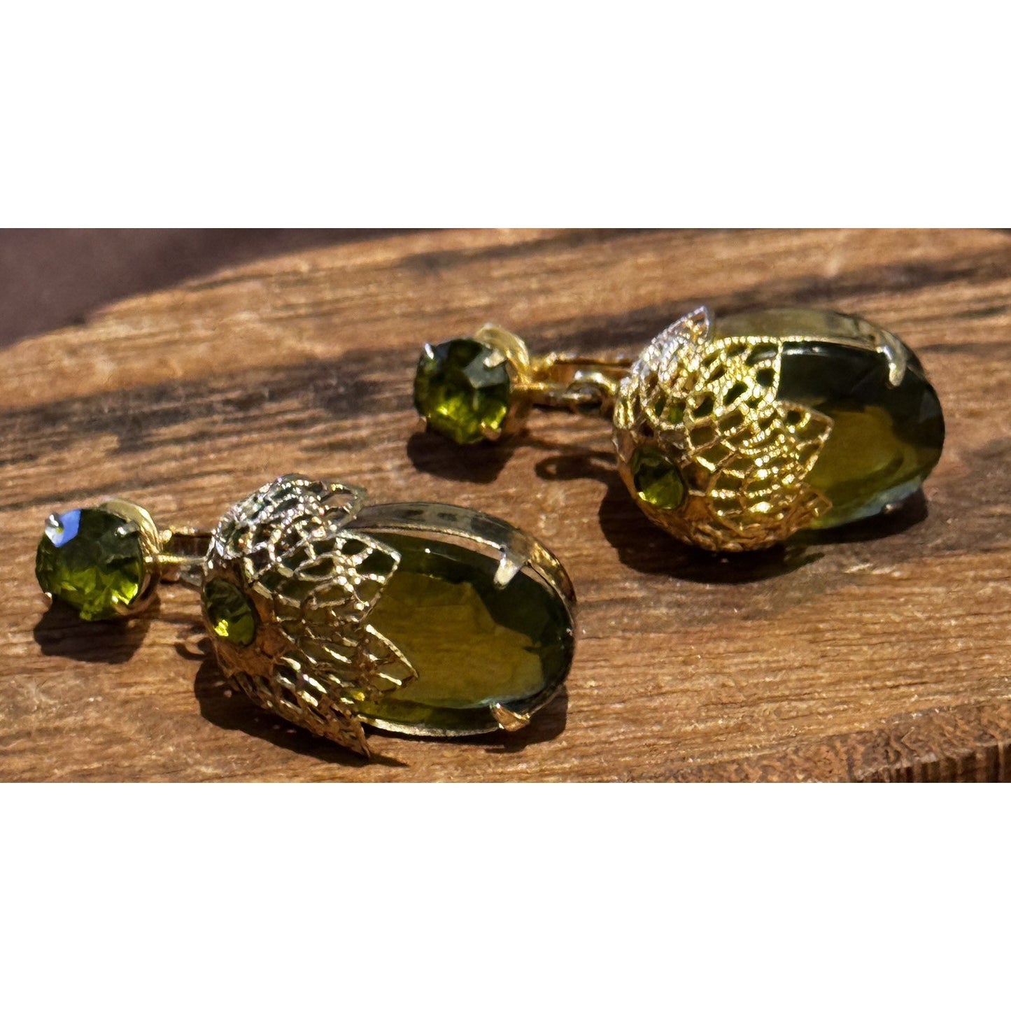 Vintage Sarah Coventry Touch of Elegance Green Glass Clip Gold Tone Earrings ‘71