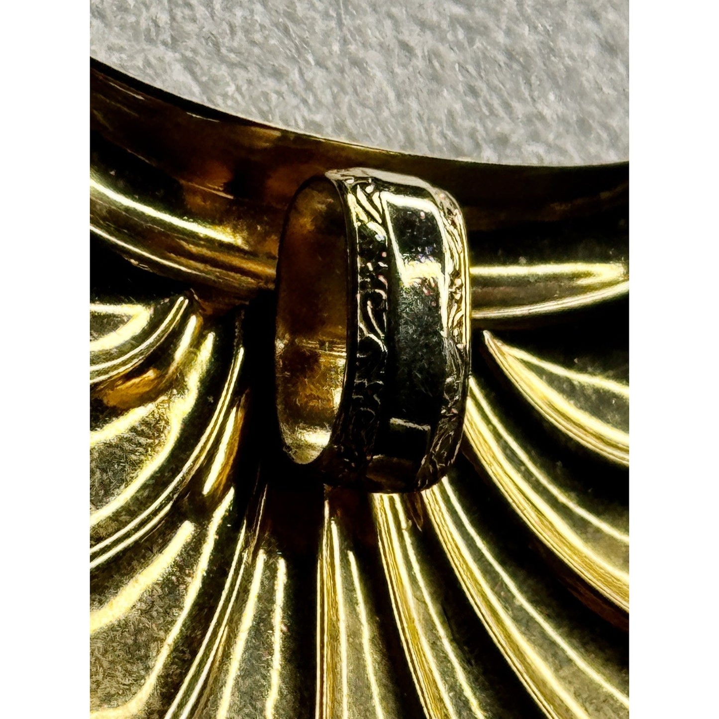 Vintage Gold Tone Fan Shell Brooch Pin Mid Century Modern Unsigned 1.5”