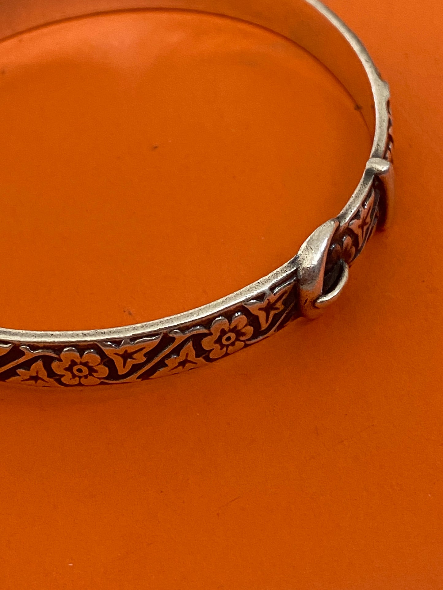 Preowned James Avery Retired Hard to Find Silver Floral Belt Buckle Bangle Bracelet Sz M