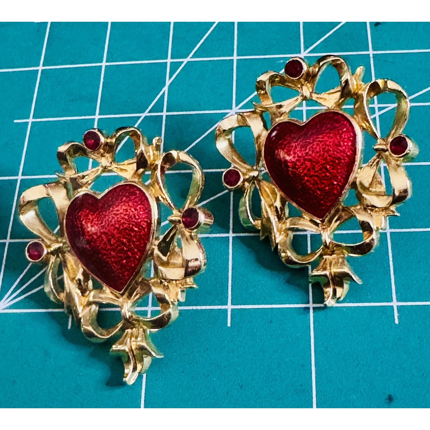 Vintage Avon Red Enamel Hearts & Bows Gold Tone Retro Valentine Jewelry Earrings