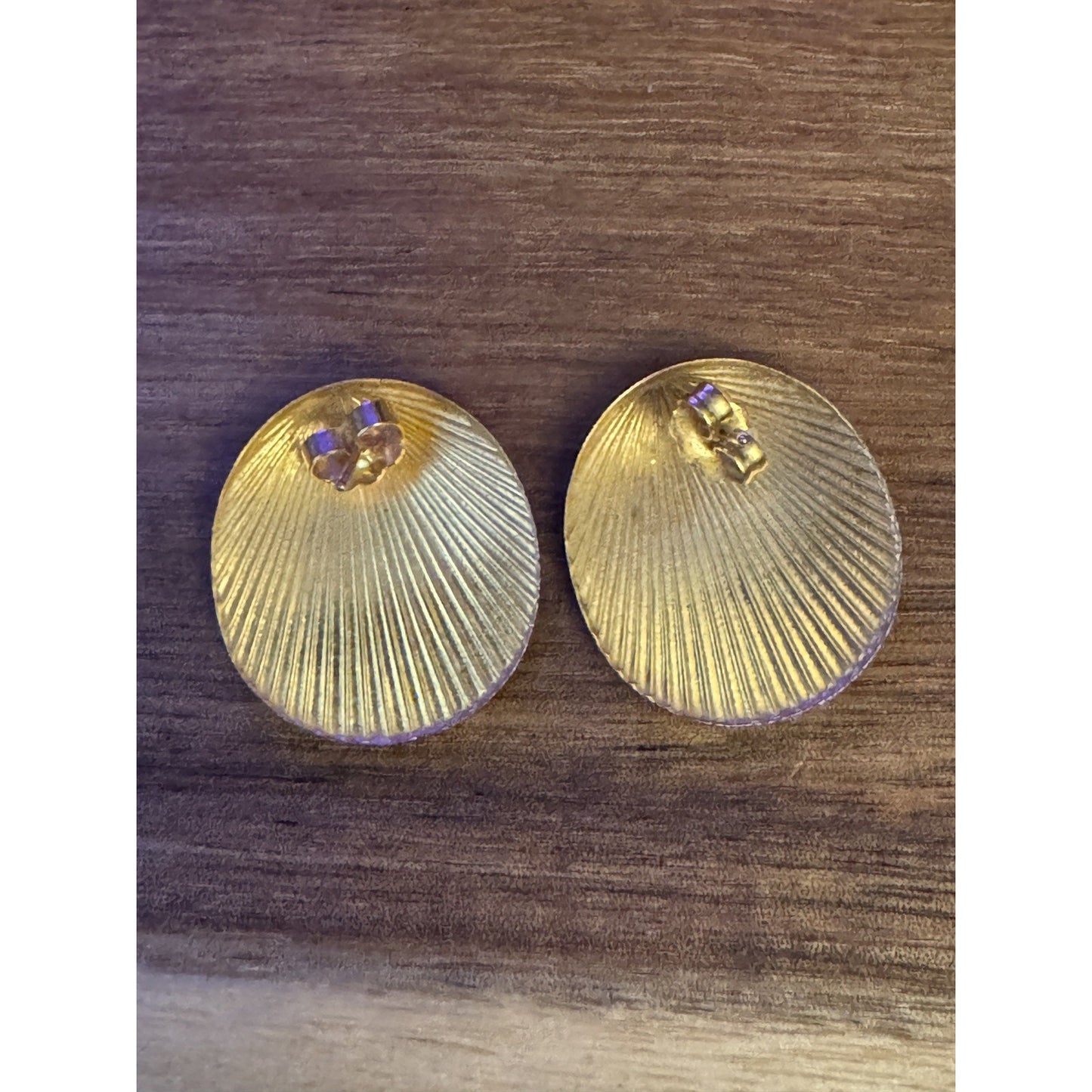 Vintage Simply Whispers Ribbed Seashell Stud Earrings Gold Tone Dainty Chic 7/8”
