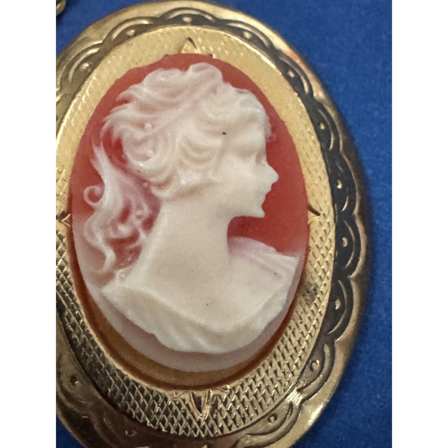 Vintage Gold Tone Cameo Locket Necklace Red White Resin Oval Hinged 18”