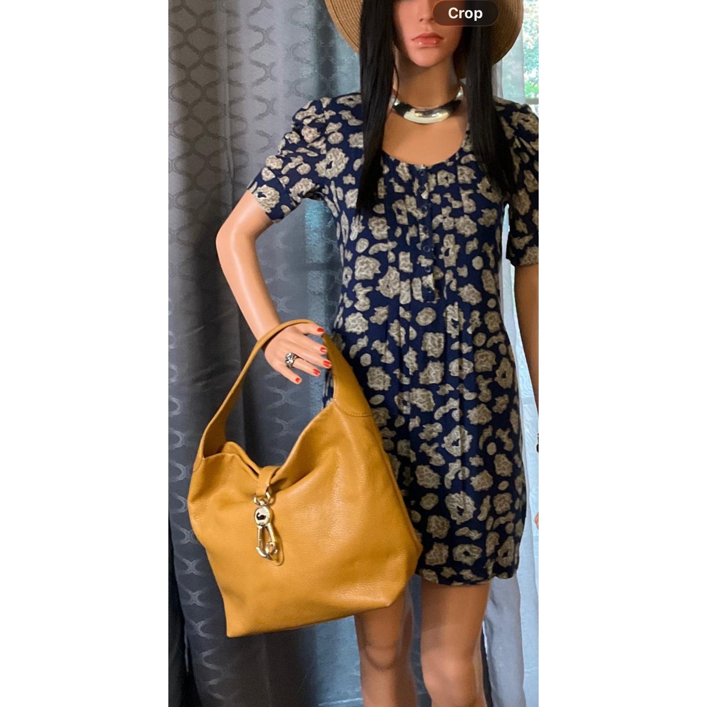 EUC Dooney & Bourke Caramel Pebble Grain Leather Large Logo Lock Slouch Sac