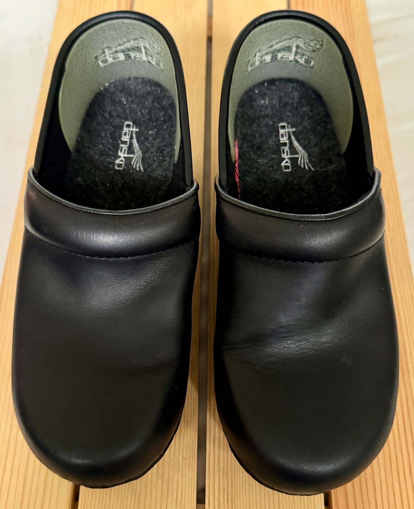 Pre Owned Womens DANSKO Black Leather Nurse Shoes Professional Clogs Size 36 Size 7