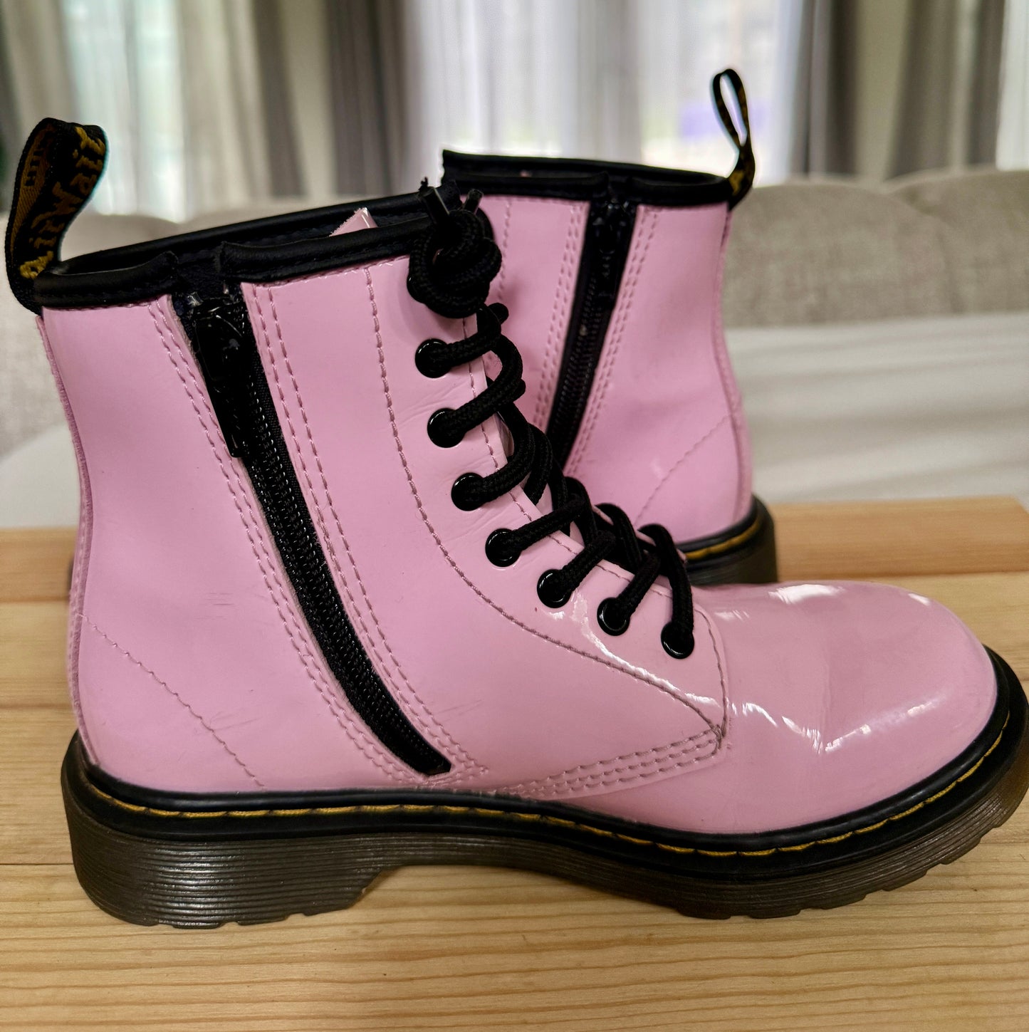 Pre Owned Dr Martens Girls DOC MARTENS Air Wair Sole Bouncing PINK Patent Leather Boots Size 2 EUC