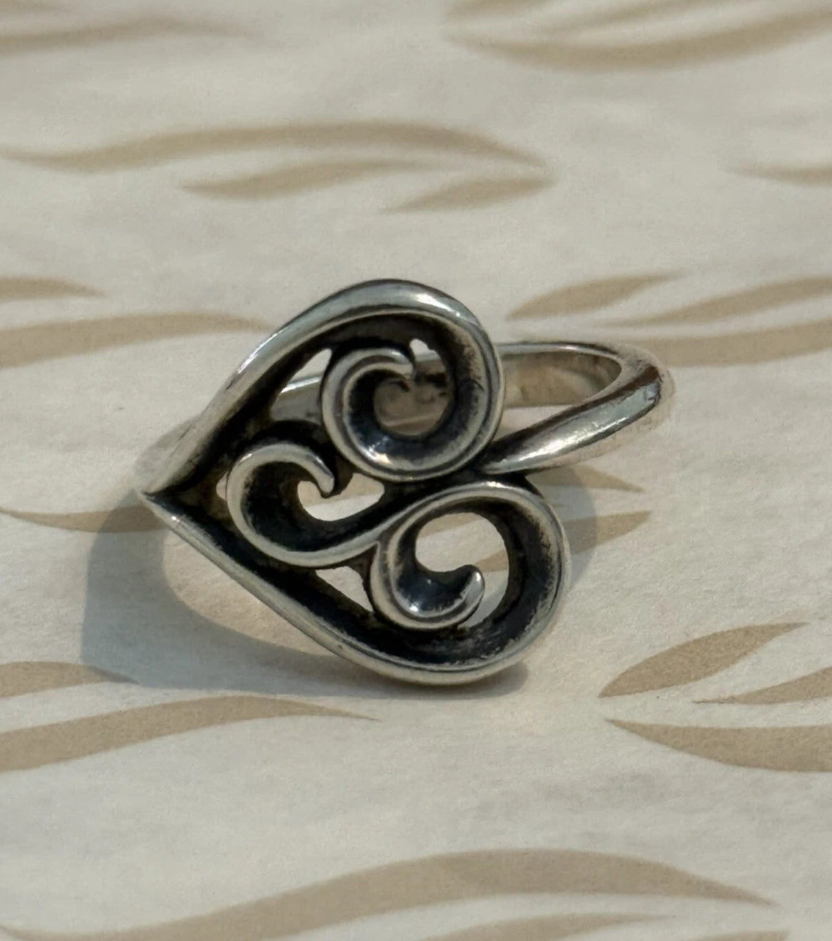 Pre-Owned James Avery Retired Sterling Silver Scroll Heart Ring Size 8