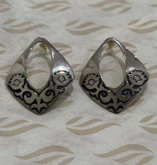 Pre-Owned James Avery Retired Agarita Floral Flower Sterling Silver Stud Earrings