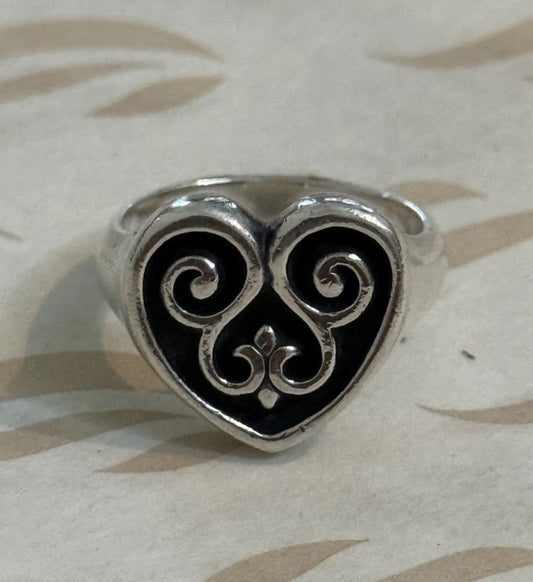Pre-Owned James Avery Retired Sterling Silver Heart Scroll Ring Size 5.5
