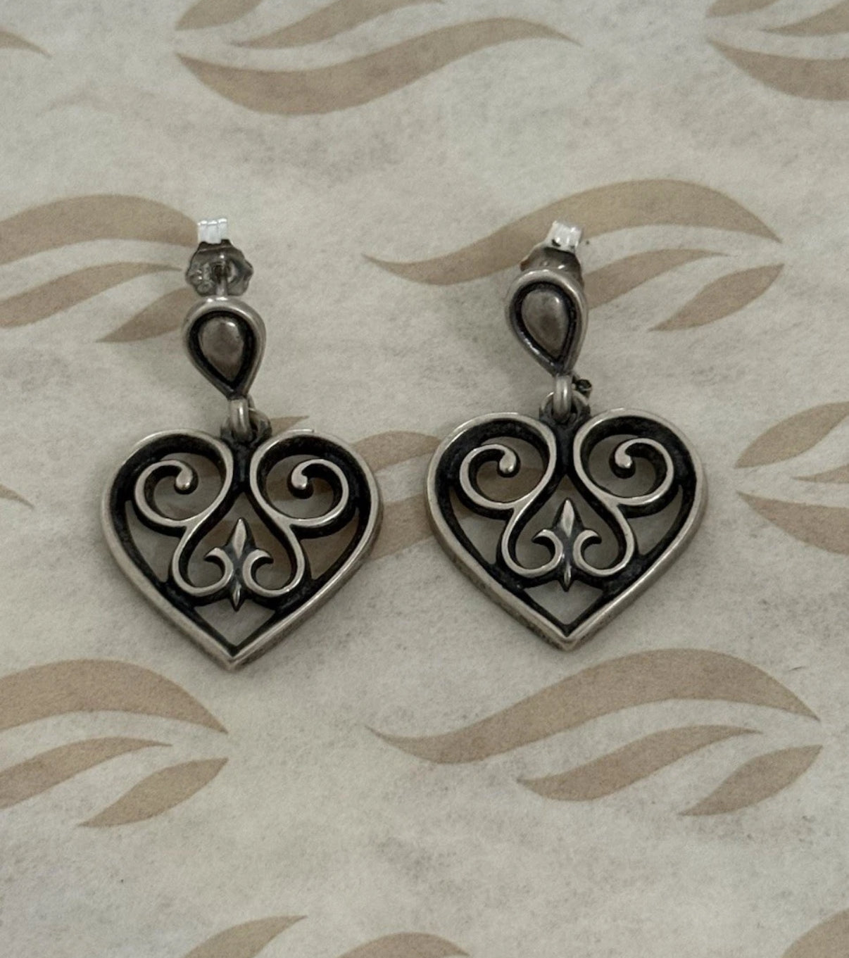 Pre-Owned James Avery Retired Sterling Silver French Heart Scroll Dangle Earrings