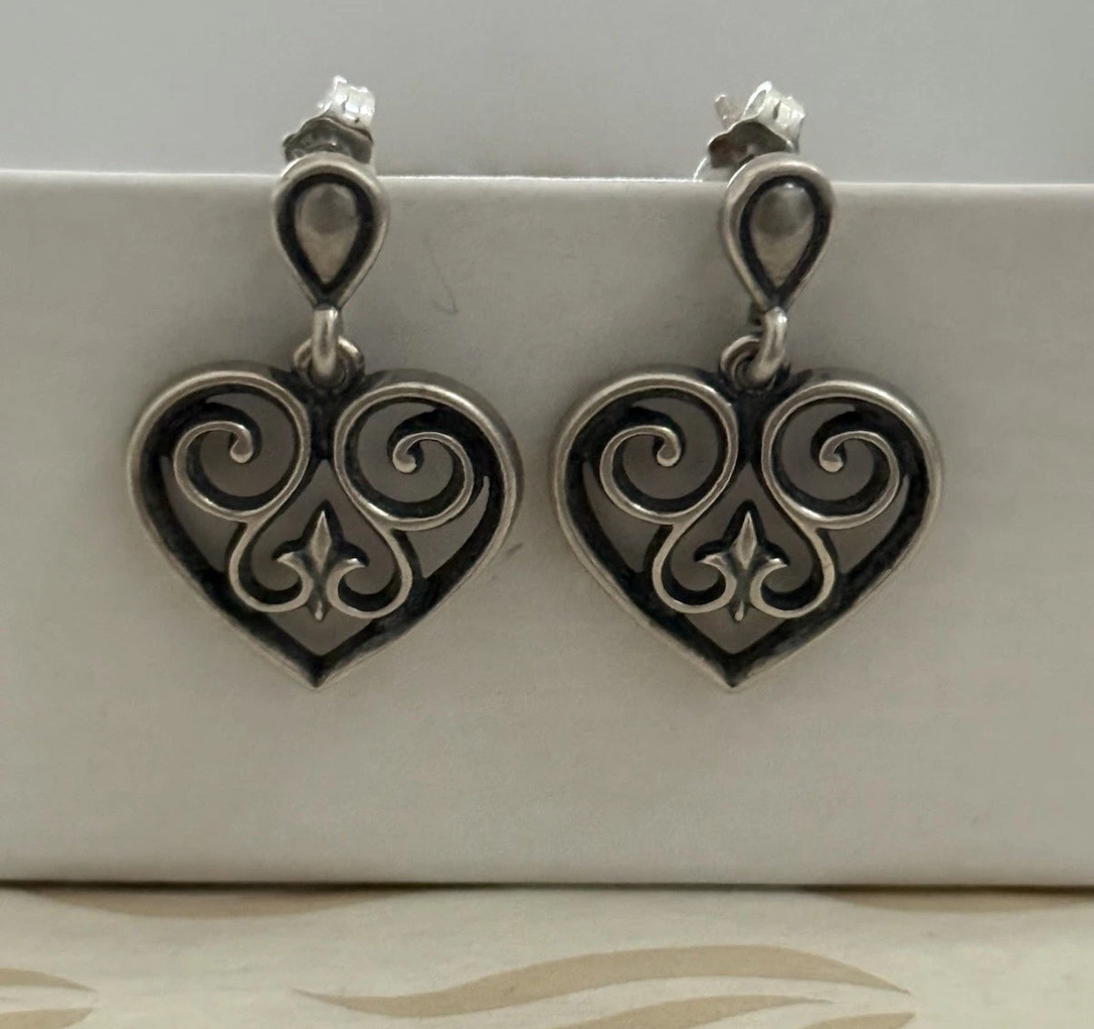 Pre-Owned James Avery Retired Sterling Silver French Heart Scroll Dangle Earrings