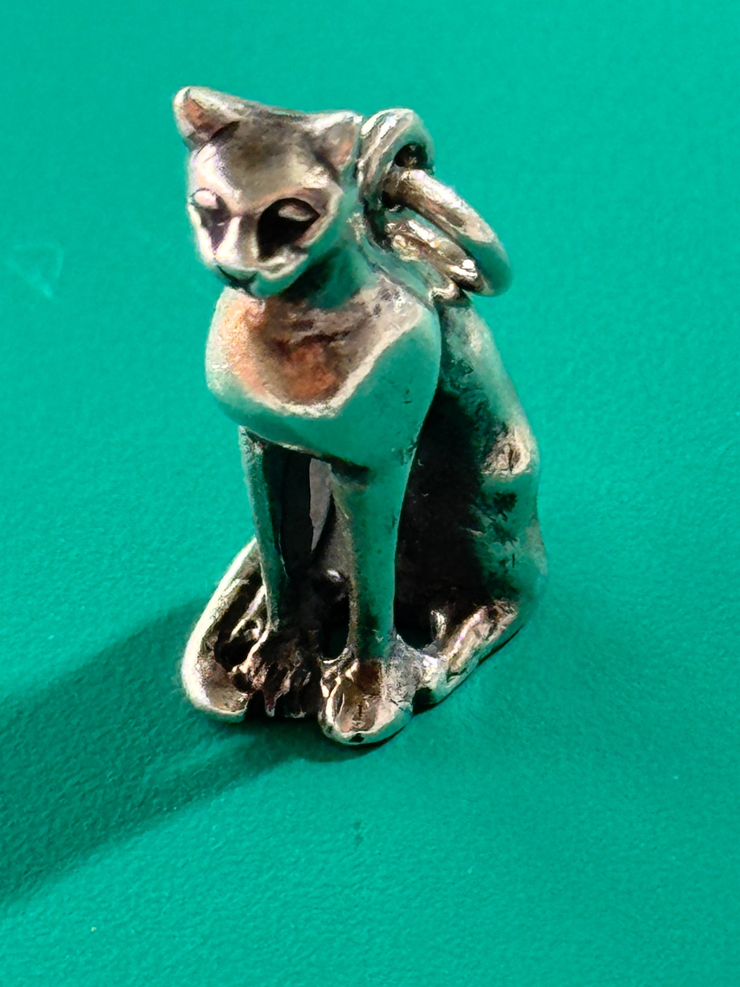 Pre Owned James Avery Retired Silver 3D Vintage Sitting Cat Charm or Pendant