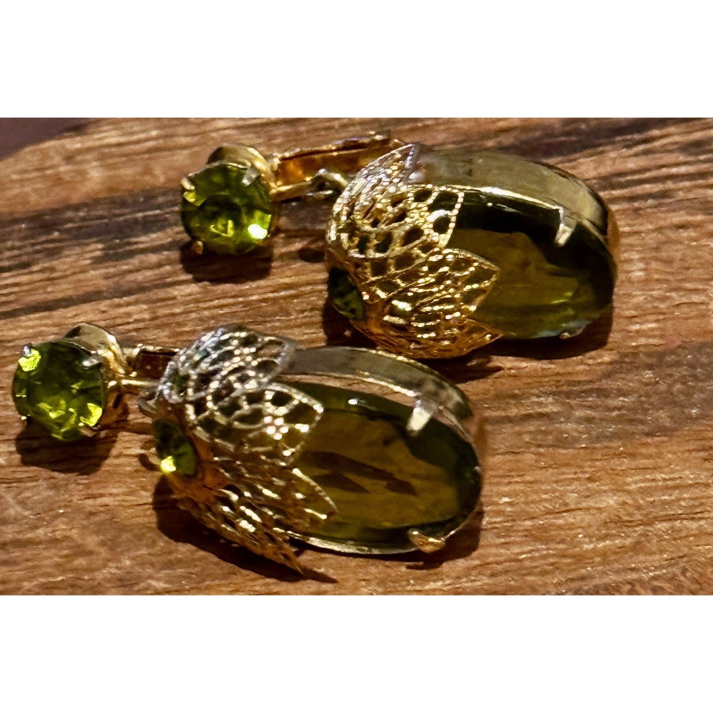 Vintage Sarah Coventry Touch of Elegance Green Glass Clip Gold Tone Earrings ‘71