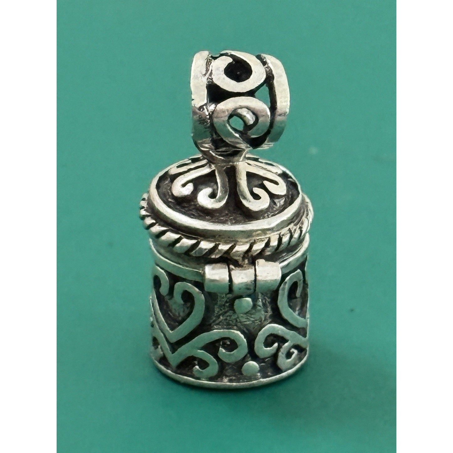 Vintage IBB 925 Sterling Silver Hinged Prayer Box Keepsake Pendant 4.4g