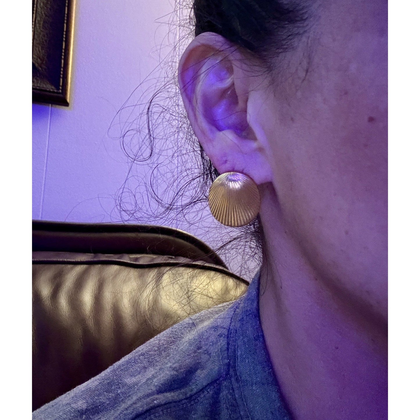 Vintage Simply Whispers Ribbed Seashell Stud Earrings Gold Tone Dainty Chic 7/8”