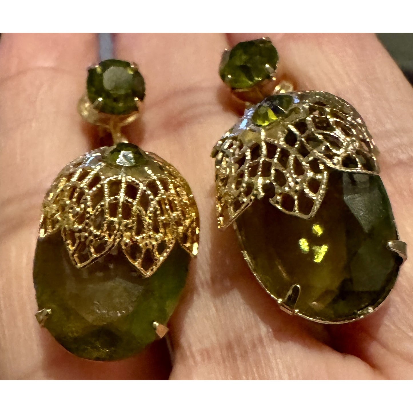 Vintage Sarah Coventry Touch of Elegance Green Glass Clip Gold Tone Earrings ‘71