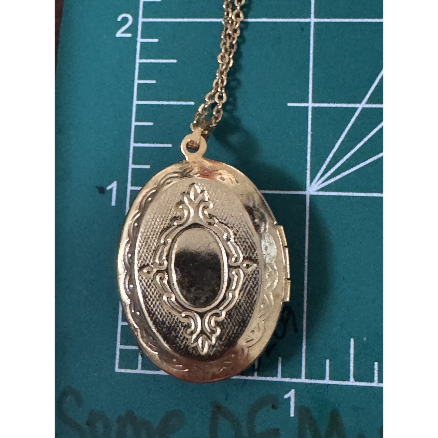Vintage Gold Tone Cameo Locket Necklace Red White Resin Oval Hinged 18”