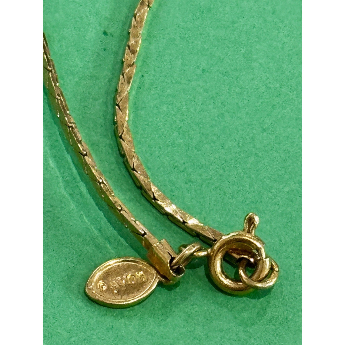 1981 Avon Gatsby Collection Gold Tone White Shell Swirl Drop Necklace 16"