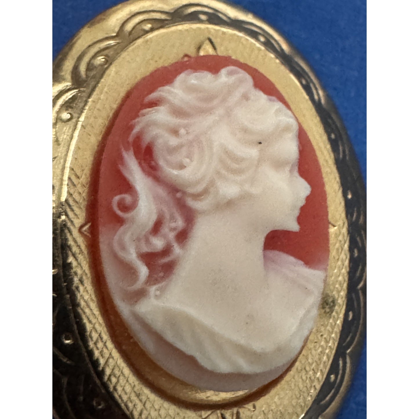 Vintage Gold Tone Cameo Locket Necklace Red White Resin Oval Hinged 18”