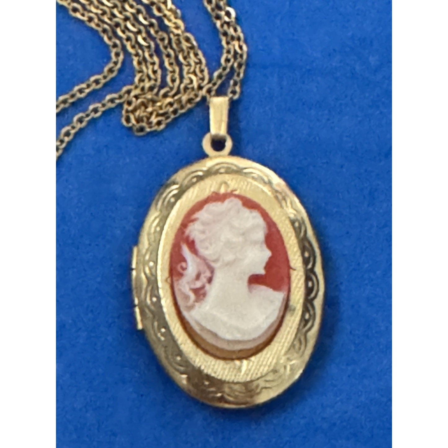 Vintage Gold Tone Cameo Locket Necklace Red White Resin Oval Hinged 18”